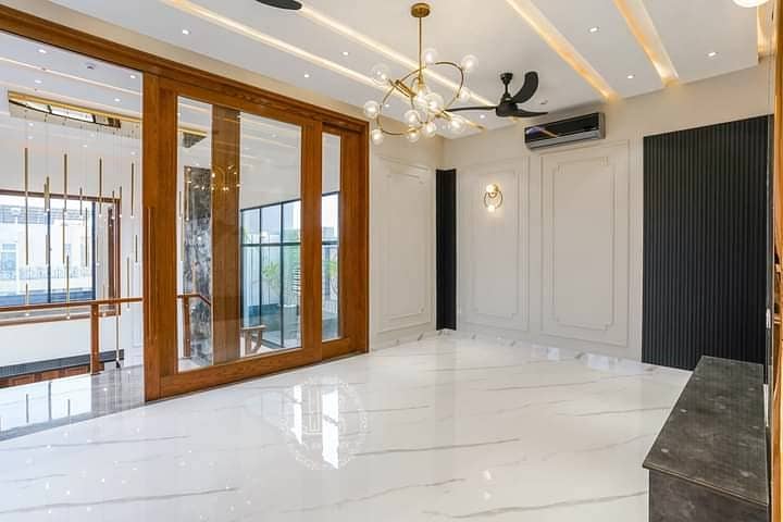 KANAL EYE CATCHING SUPER LUXURY BUNGALOW FOR RENT ON TOP LOCATION 17