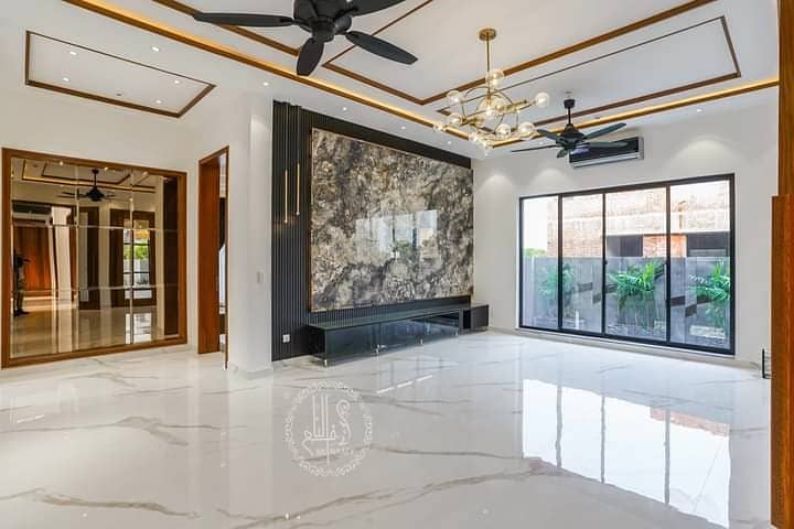 KANAL EYE CATCHING SUPER LUXURY BUNGALOW FOR RENT ON TOP LOCATION 38