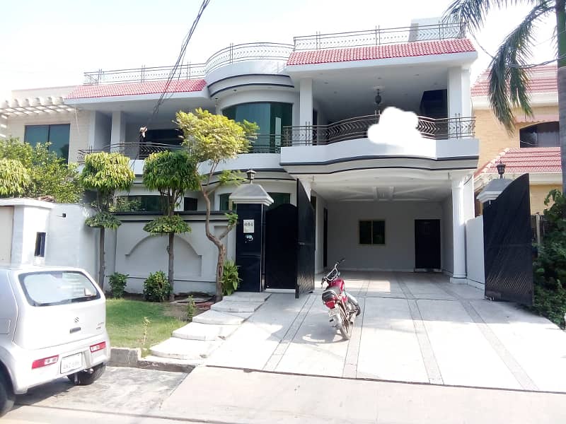 1 kinal house for rent in johar town near Emporium 0