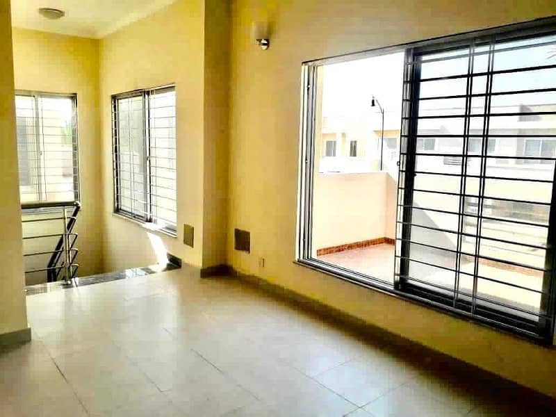 3Bed DDL 200sq yd Villa FOR SALE. All amenities nearby including Parks, Mosques and Gallery 4