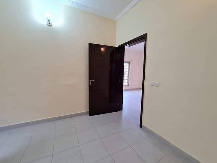 3Bed DDL 200sq yd Villa FOR SALE. All amenities nearby including Parks, Mosques and Gallery 6