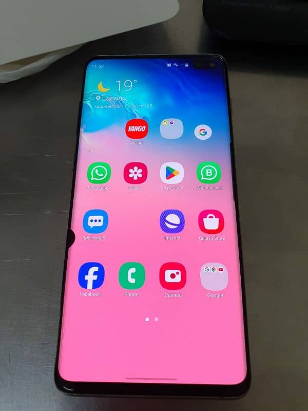 Galaxy s10 plus ( Note: Dotted screen with crack at corner) 4