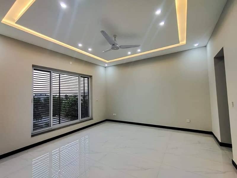 One Kanal House For Rent 19