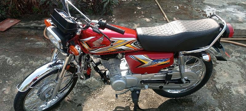 Honda 125 2025 red 3