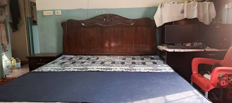 KING SIZE BED WITH SIDE TABLE 5