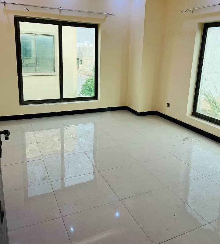 3Bed DDL 125 sq yd Villa FOR SALE at Precicnt-10B (All Amenities Nearby) Heighted Location Investor Rates 0