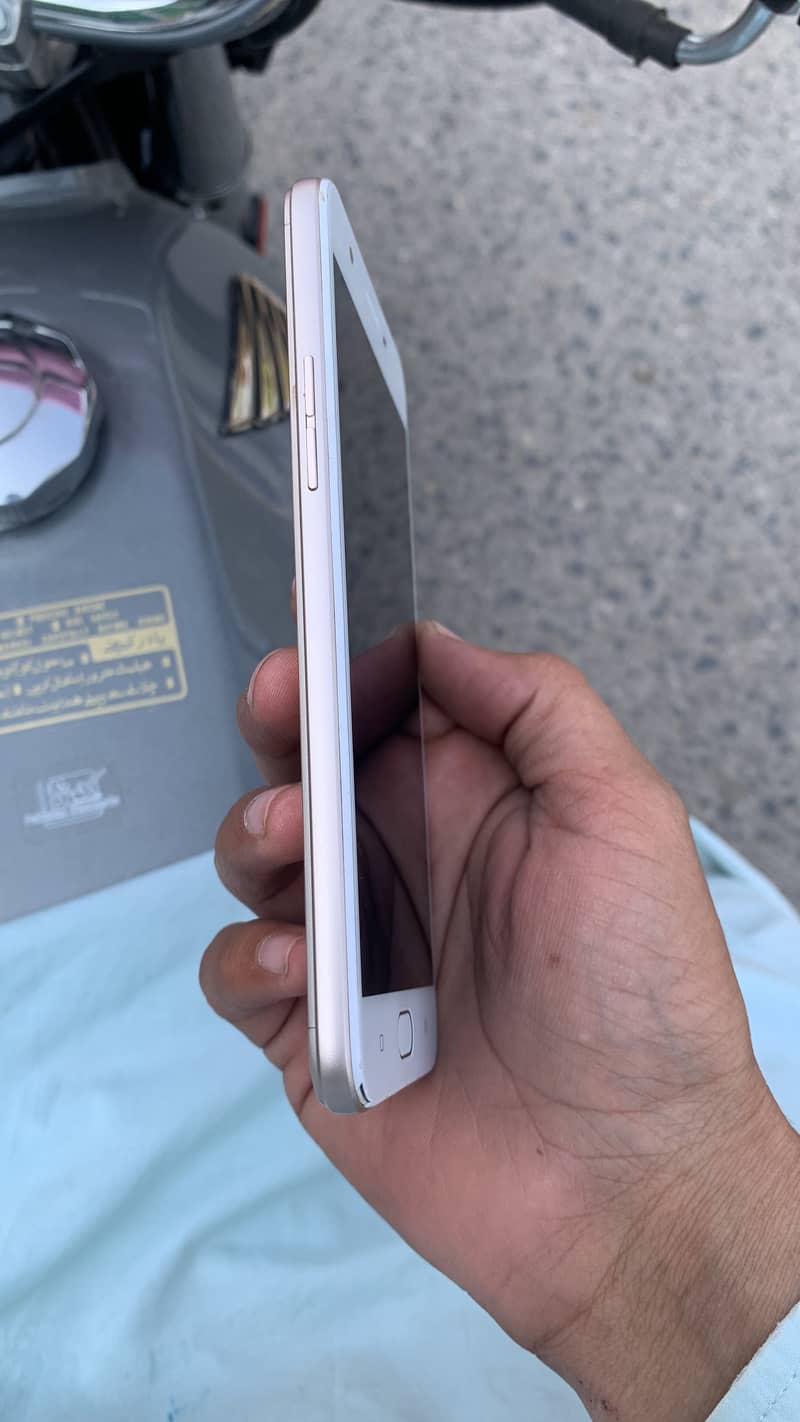 oppo A57  4/64 0