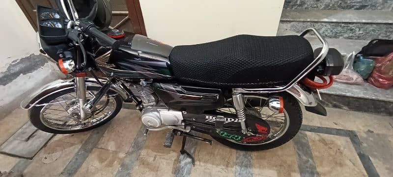 Honda CG125 black 6