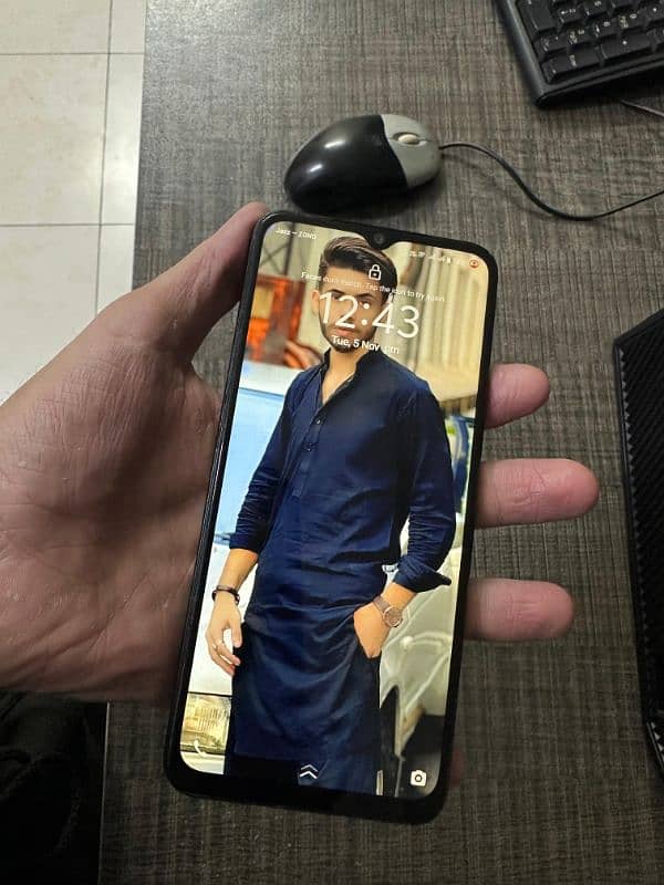 vivo y03 box hai sath 6 month waranti ma hai . . 0