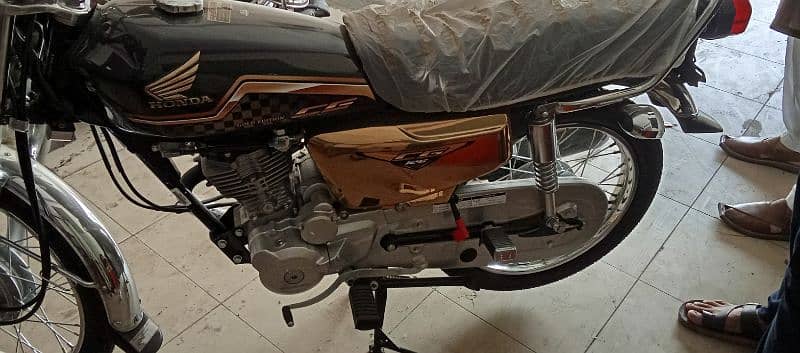 Honda 125 Special edition Gold 3