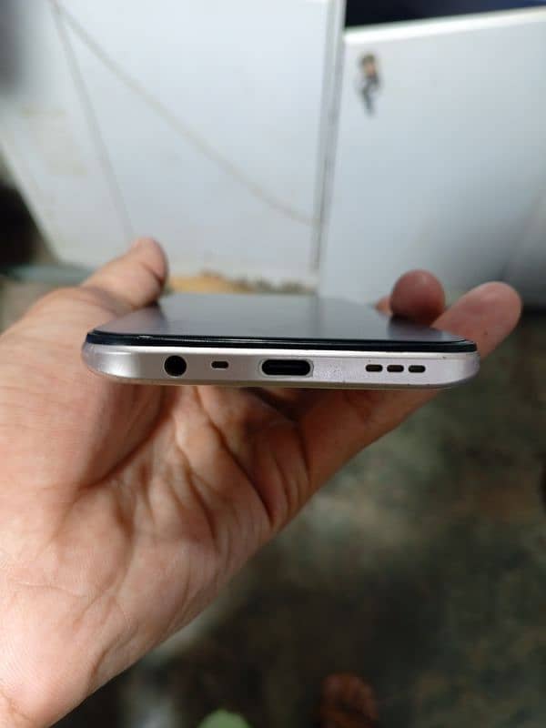 bilkul new condition mey hai seald mobile hai abhi tak khula nhi hai 3