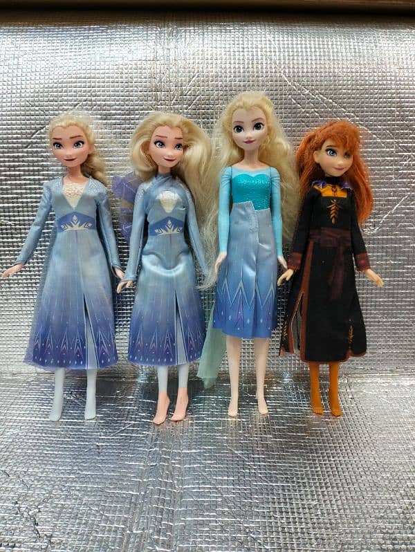 dolls disney or orignal Barbies 3