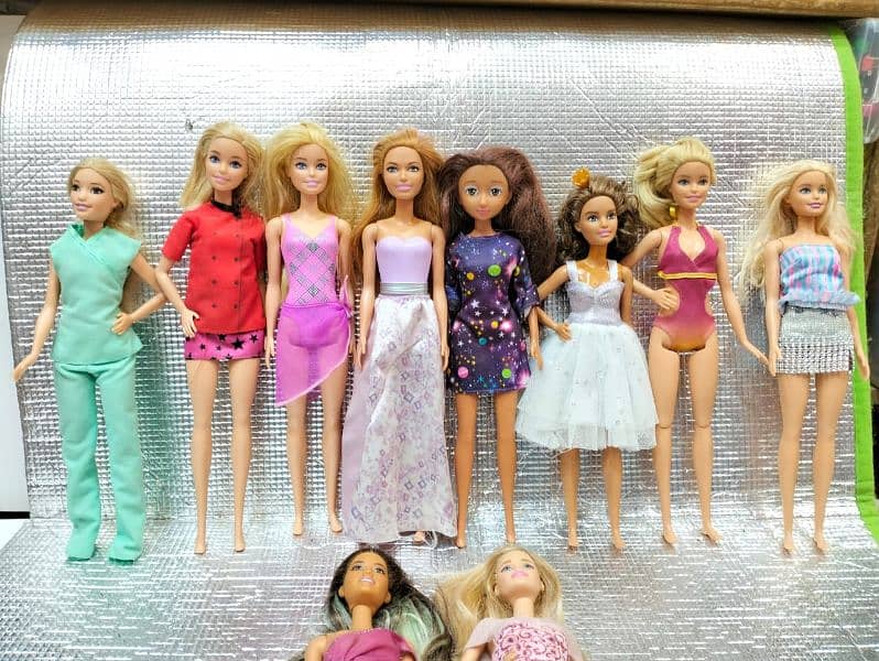 dolls disney or orignal Barbies 8