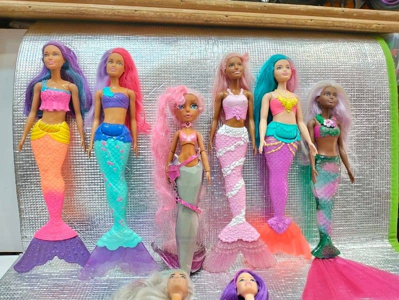 dolls disney or orignal Barbies 9