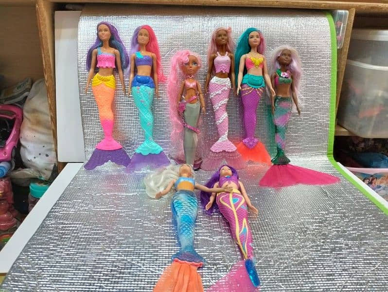 dolls disney or orignal Barbies 11