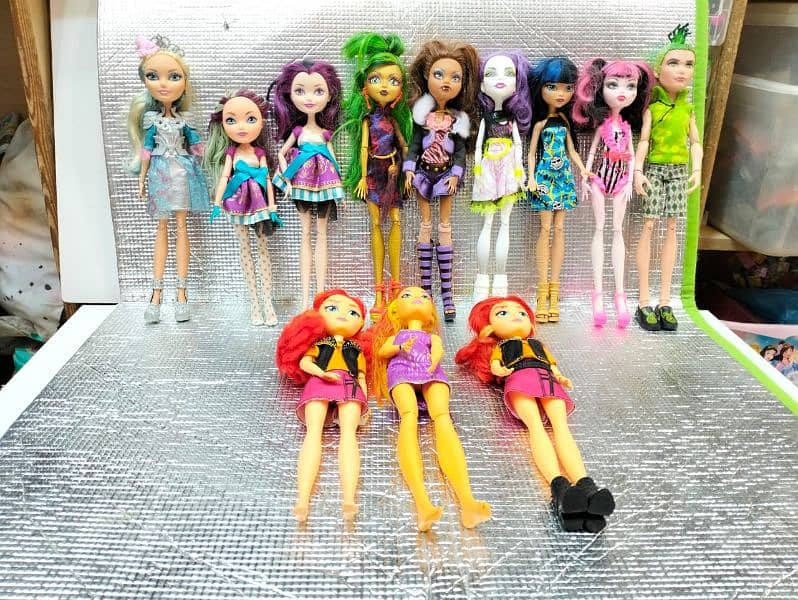 dolls disney or orignal Barbies 14