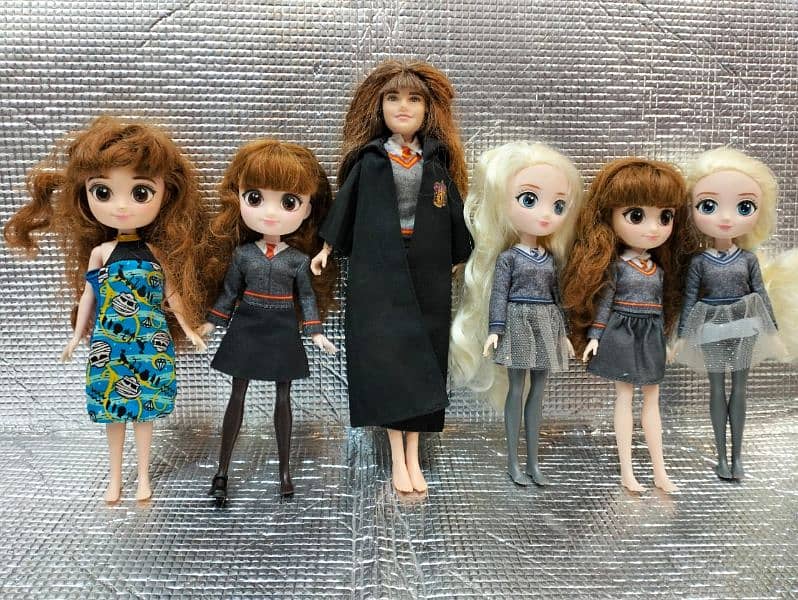 dolls disney or orignal Barbies 19