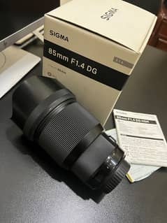 MINT CONDITION CANON 85mm 1.4 SIGMA PORTRAIT LENS