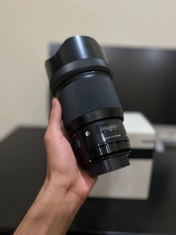 MINT CONDITION CANON 85mm 1.4 SIGMA PORTRAIT LENS 3