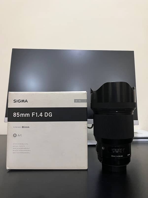 MINT CONDITION CANON 85mm 1.4 SIGMA PORTRAIT LENS 11