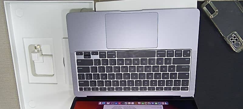 Apple MacBook Air M1 2020 13" like new 19 cycle count 7