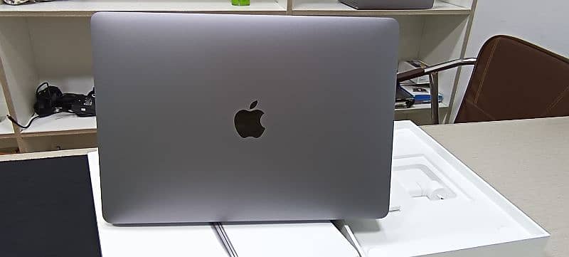 Apple MacBook Air M1 2020 13" like new 19 cycle count 8