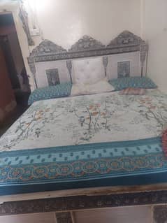 only king size bed without matress. . . no acessiories