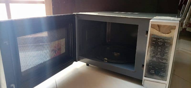 LG MICROWAVE OVEN GOOD CONDITION 1