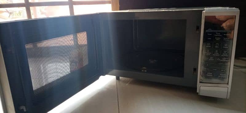 LG MICROWAVE OVEN GOOD CONDITION 2