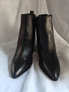 Steve Madden Black Leather Heeled KNOXI Boot (Women's Size7- 8)