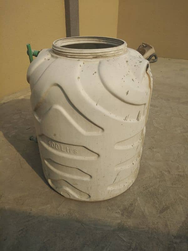 400 Liters plastic water tank in good condition 3