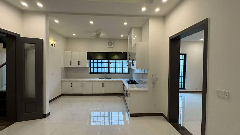 LUXURY 10.75 MARLA HOUSE FOR SALE IN BAHRIA TOWN LAHOPRE 10