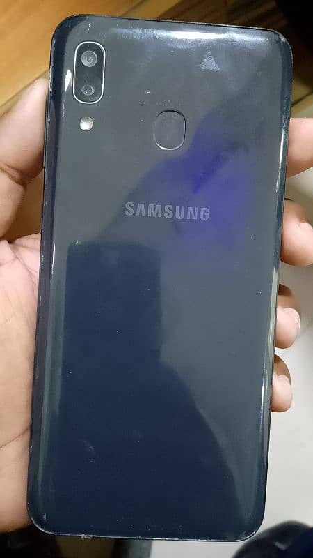 I'm sall my phone Samsung a20/ with box no charger all ok condition ok 1