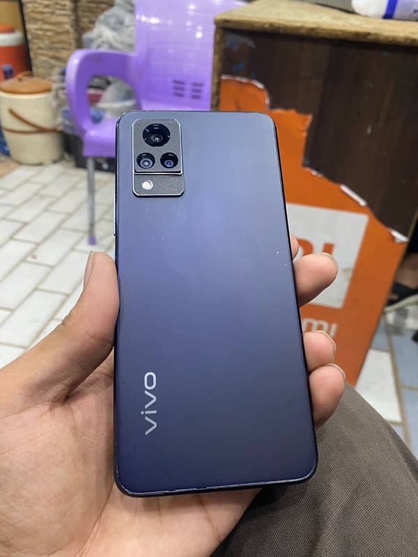 VIVO V21 2