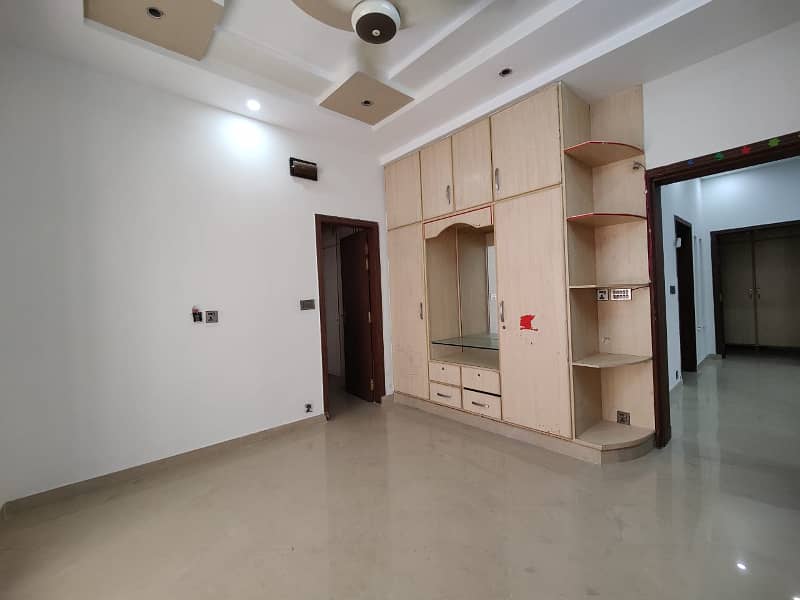 10 MARLA UPPER PORTION LIKE NEW GOOD CONDITION NEAR PARK FOR RENT 4