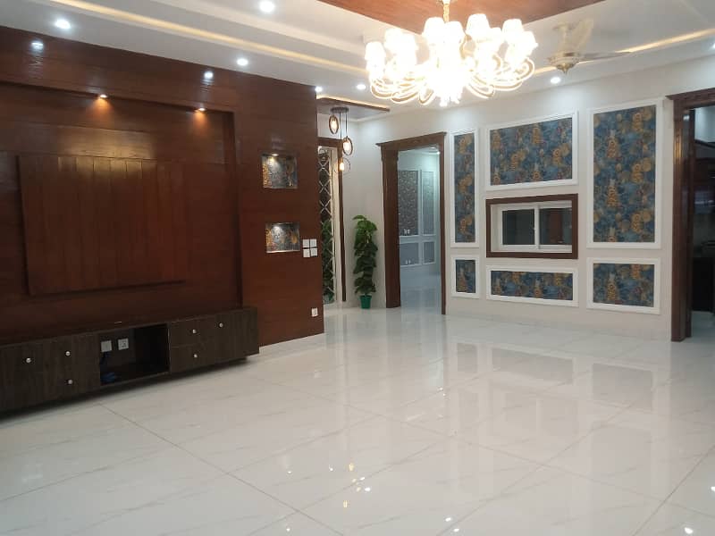 1 Kanal Luxury House Available For Sale in Jasmine Block Bahria Town Lahore 1