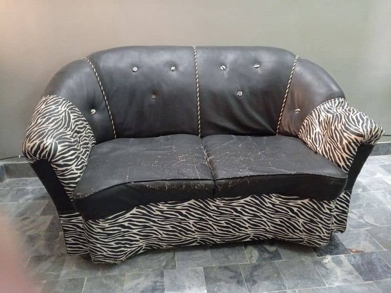 Used 4-seater Sofa set (perfect for budget-conscious Buyers). 1