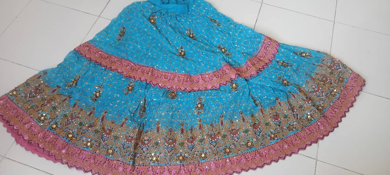 Selling bridal lehanga for just rupees 5000 3