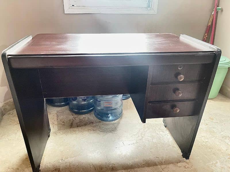 Study Table polished like new medium size 1