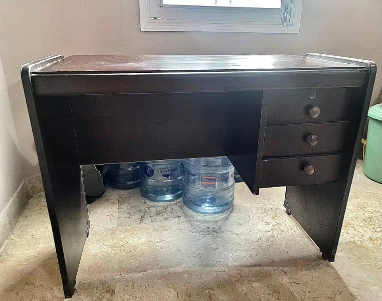 Study Table polished like new medium size 2