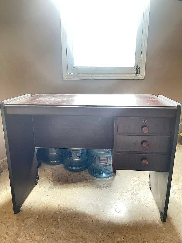 Study Table polished like new medium size 4