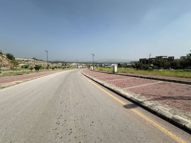 Bahria Enclave Sector J 8 Marla (40*45) Main Boulevard Available for Sale. Prime Location 4