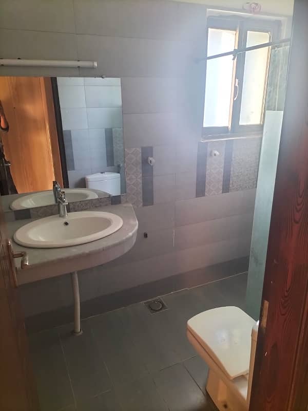 10 marala House without gase avilable for rent in sector G 15