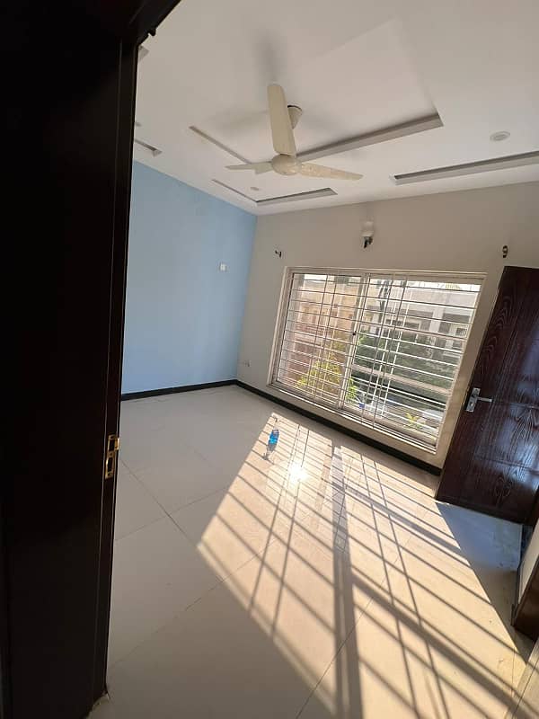 Bahria Enclave Sector B-1 Brand New Condition 5 Marla House Available In Beautiful Location. 3