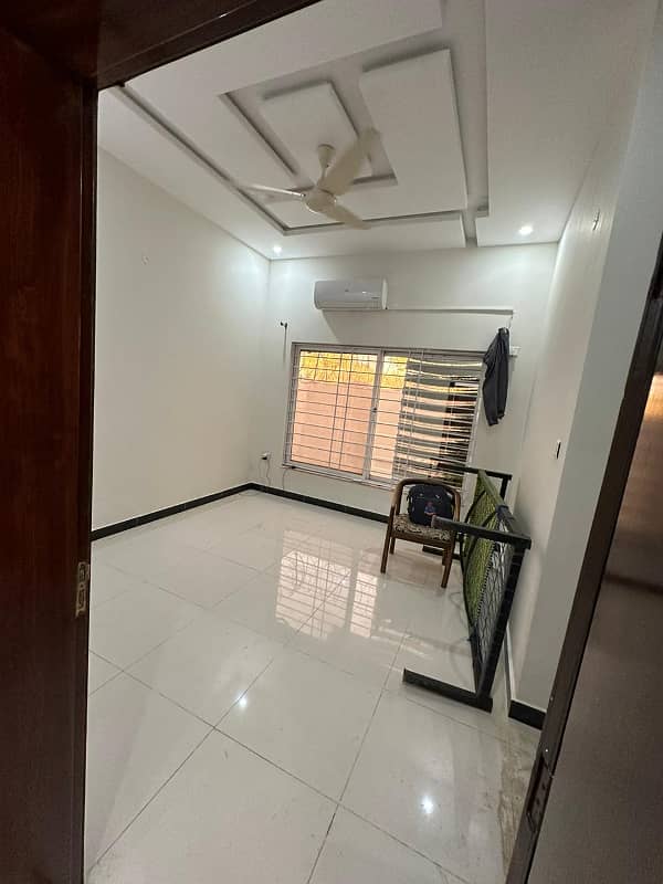 Bahria Enclave Sector B-1 Brand New Condition 5 Marla House Available In Beautiful Location. 4