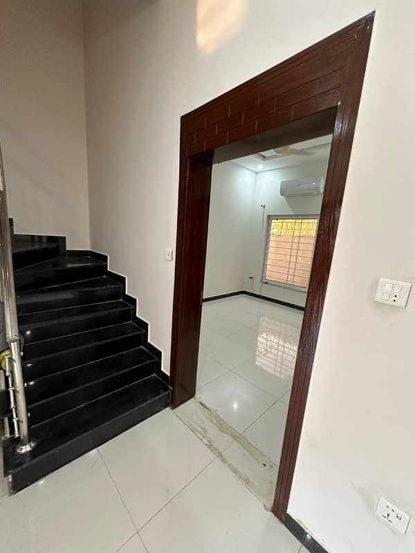 Bahria Enclave Sector B-1 Brand New Condition 5 Marla House Available In Beautiful Location. 7