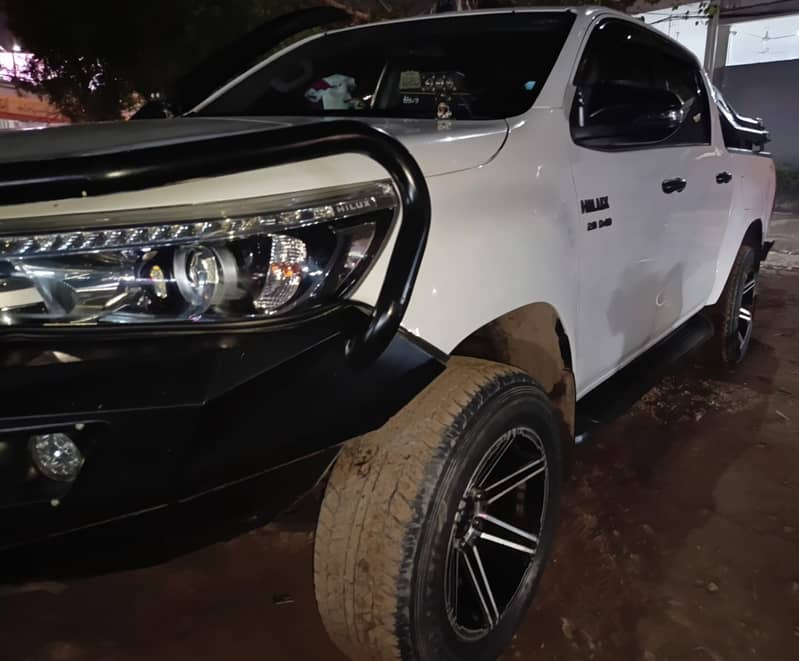 Toyota Hilux REVO V 2019 TOP OF THE LINE 4