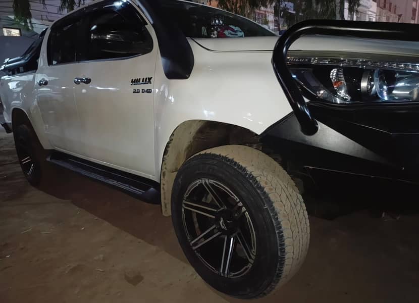 Toyota Hilux REVO V 2019 TOP OF THE LINE 5