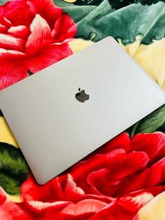 MacBook Pro 2017 15 inch Core i7 16/512 with Touch Bar