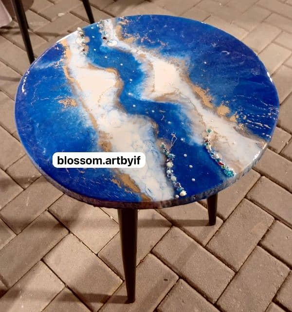 Round Resin Table 0